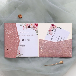 Vue détaillée du faire-part de mariage pailleté rose découpé au laser avec décor fleuri