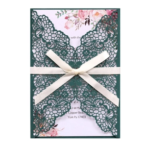 Détail d'une invitation de mariage découpée au laser avec un nœud en ruban de satin