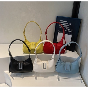 Détails de cinq couleurs de sacs demi-lune en cuir avec boucles métalliques argentées