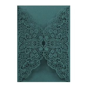 Détail du motif floral découpé au laser sur carte d'invitation de mariage vert foncé