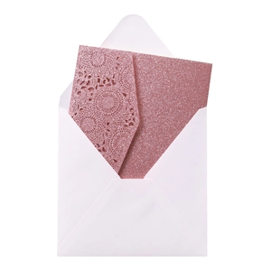 Détail d'invitation de mariage rose doré découpé au laser avec carte pailletée et enveloppe