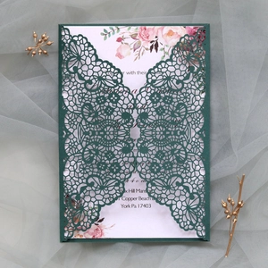Détail d'invitation de mariage en dentelle découpée au laser avec décor floral
