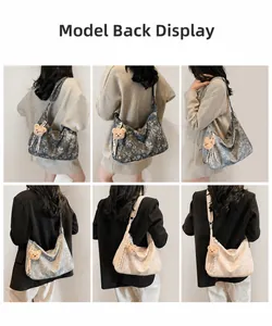 Collage aus floralen Jacquard-Schultertaschen mit Bärenanhänger und Quastendetail