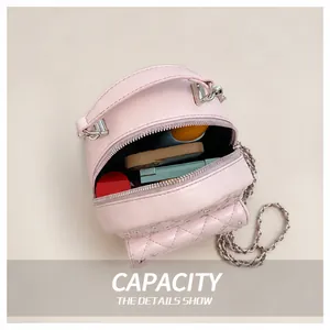 Capacità interna del mini zaino trapuntato rosa con dettagli di telefono e trucchi