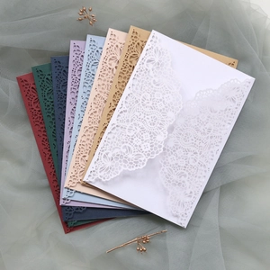 Invitations de mariage découpées au laser avec motifs de dentelle élégants en divers coloris
