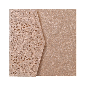 Détail de la carte pailletée or rose avec motifs floraux découpés au laser pour invitations