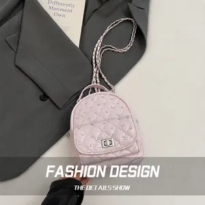Dettaglio mini zaino rosa trapuntato con strass e tracolla a catena d'argento