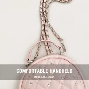 Dettaglio borsa in pelle rosa trapuntata con strass e tracolla a catena intrecciata