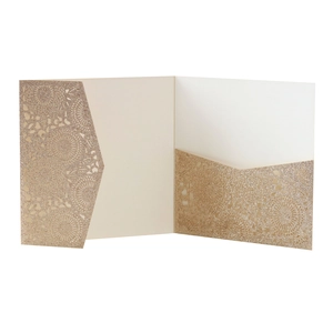 Détail de l'invitation de mariage découpée au laser pailletée or champagne avec dentelle