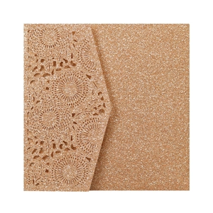 Détail de la carte pailletée or rose avec motifs floraux découpés au laser de précision