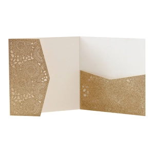 Détails de l'invitation à paillettes or champagne découpée au laser avec fleurs