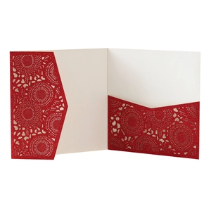 Détail macro d'invitation de mariage à paillettes rouges avec dentelle découpée au laser
