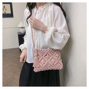 Détail du sac bandoulière en macramé rose avec motifs losanges et longues franges