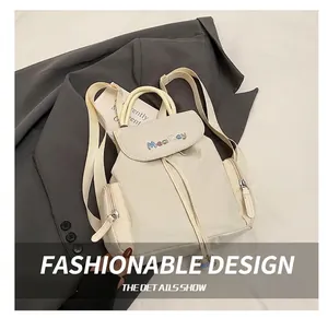 Detailansicht des beigen Nylon-Rucksacks mit MeaRey-Stickerei und Kordelzug