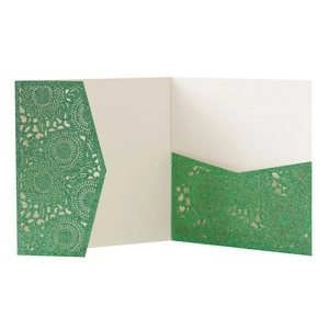 Détail de l'invitation découpée au laser avec motif floral ajouré vert pailleté