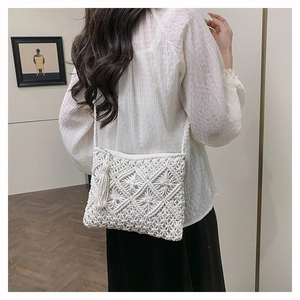 Vue détaillée du sac à bandoulière macramé fait main avec des franges bohèmes