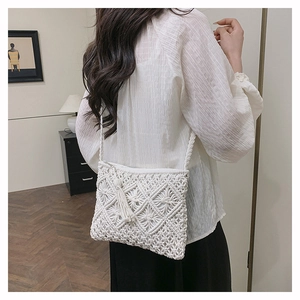 Détail du sac bandoulière macramé bohème avec motifs tissés complexes et pompons à franges
