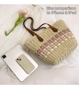 Comparaison de taille du sac cabas en paille avec tablette montrant sa grande capacité et fleurs