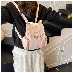 Rückansicht eines rosa leichten Nylon-Rucksacks mit bunter MeaRey-Stickerei