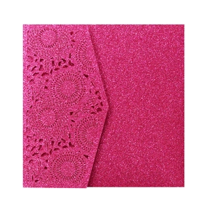 Détail d'invitation en papier pailleté découpé au laser avec texture et motif ajouré