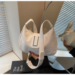 Detail of white litchi pattern leather dumpling bag with silver U-shaped metal buckle