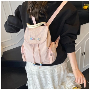 Detailansicht hellrosa Mini-Rucksack mit Mearey-Stickerei und Kordelzug-Verschluss