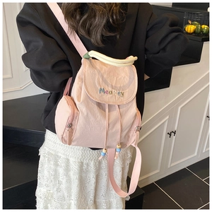Rosa Canvas Rucksack Detail mit Stickerei und Kordelzug mit Holzperlen Akzent