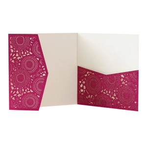 Pochette d'invitation détaillée en papier pailleté rose rouge découpée au laser mandala