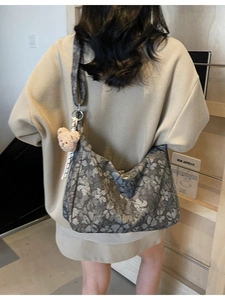 Retro-Shopper aus grauem Jacquard mit Blumenmuster und Bärenanhänger an der Schulter
