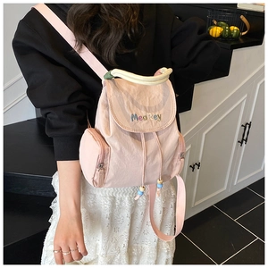 Detailansicht des rosa Kordelzug-Rucksacks mit Stickerei und Zierperlen