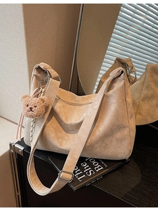 Beige Hobo-Tasche aus Cord mit verstellbarem Riemen und süßem Plüschbären-Anhänger