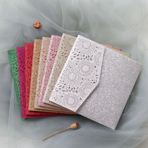 Détails de motifs floraux découpés au laser sur invitations pailletées en couleurs variées