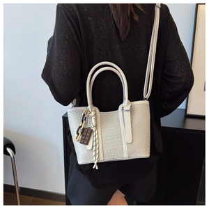 Sac fourre-tout gris à motif crocodile avec détail charm chocolat créatif en gros plan