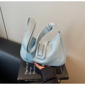 Détail du sac hobo bleu clair avec texture cuir grainé et boucle de fermeture argentée