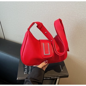 Détail du sac hobo en cuir grainé rouge avec boucle rectangulaire en métal argenté