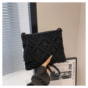 Vue détaillée du sac en macramé noir tissé à la main avec motif de losanges et des franges