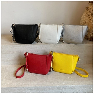 Groupe de sacs seaux grande capacité en cuir grainé noir blanc argent rouge et jaune
