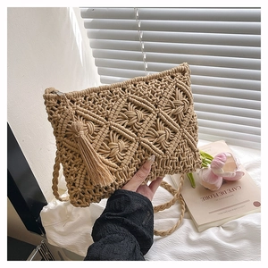 Détail de la texture tissée à la main et du gland sur un sac à bandoulière beige