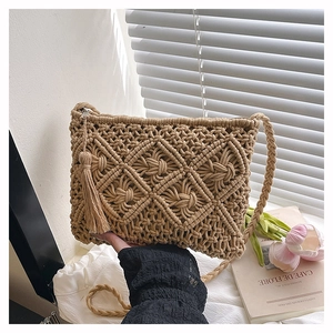 Gros plan du sac à bandoulière en macramé kaki avec tissage en losange et pompon