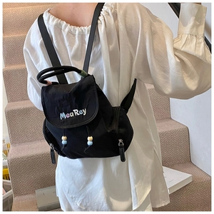 Detailansicht des schwarzen Nylon-Mini-Rucksacks mit MeaRey-Stickerei und Perlen-Kordelzug