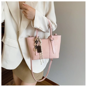 Sac à main rose texturé avec bandoulière réglable et pendentifs décoratifs chic