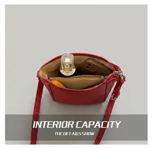 Vue de dessus montrant la capacité intérieure du sac seau rouge à motif de litchi poli