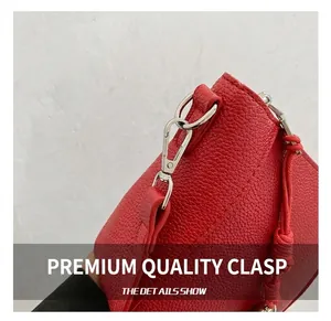 Détail du sac seau en cuir rouge avec crochet en métal argenté et cordon tressé