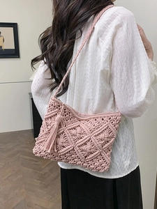 Sac bandoulière bohème en macramé rose avec gland décoratif et tissage ajouré