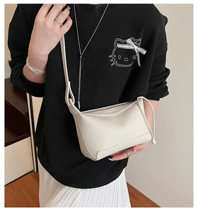 Detail of cream-white lychee texture leather crossbody bag for daily fashion use
