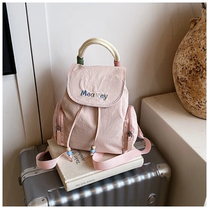 Rosa Nylon-Minirucksack mit bunter Stickerei und cremefarbenem Webgriff