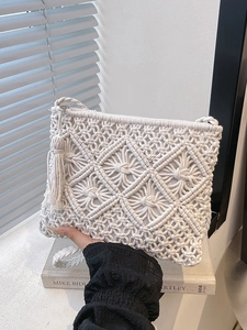 Sac bandoulière bohème tissé crème avec motifs géométriques et franges pour la plage