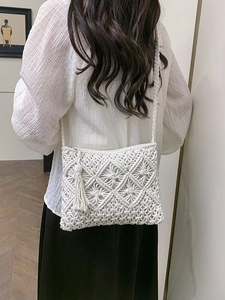 Sac bandoulière bohème blanc tressé avec motifs de losanges et longues franges