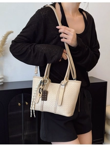Sac à Main Femme Vintage en Cuir PU Contrasté Sac Bandoulière Mode Texture Tissée Petit Sac Carré Élégant Avec Pendentif Chocolat