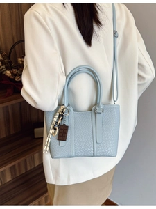 Sac bandoulière bleu clair tissé avec charm chocolat et bandoulière réglable